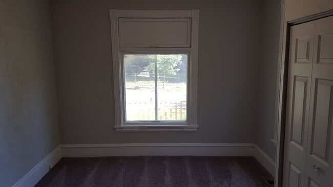 Building Photo - Charming 1-Bedroom Retreat on Colfax Ave – Your Cozy Minneapolis Haven Awaits!