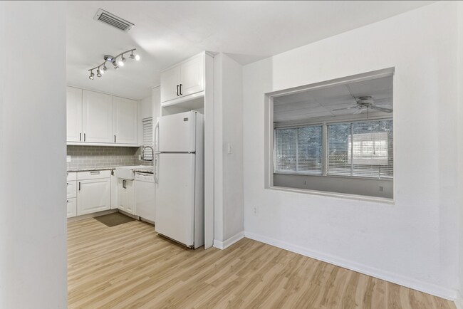 Building Photo - 447 N Phelps Ave
