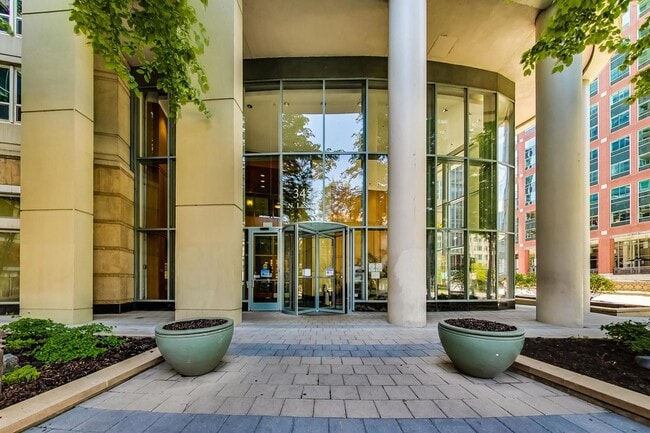 Building Photo - 345 N La Salle Dr