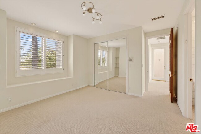 Building Photo - 16015 W Northfield St