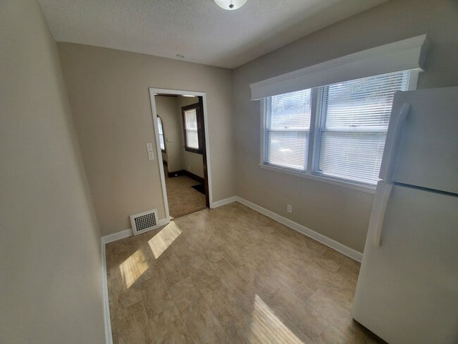 Building Photo - 2 bedroom, 1 bathroom with 1 car garage!