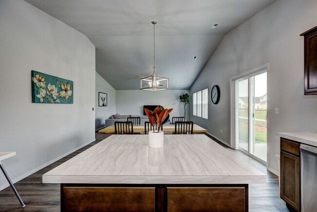 Building Photo - 4 bed 2 bath home for rent