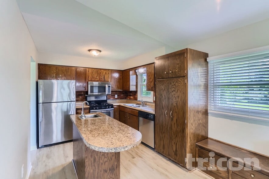 Building Photo - 16417 Gladiola Ave