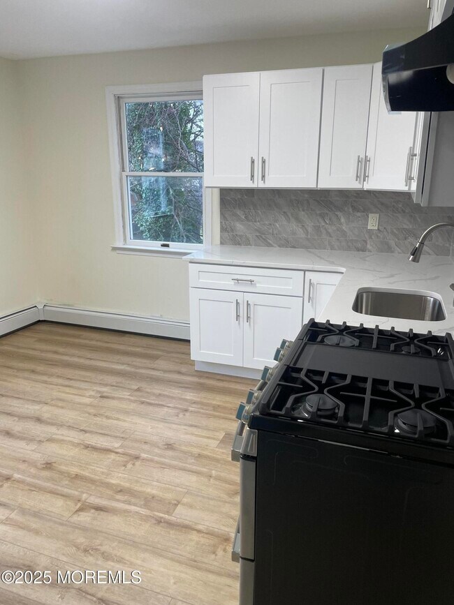 Building Photo - 351 John St