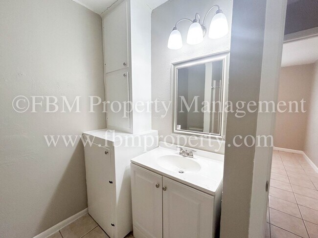 Building Photo - 3224 W 8th Ave