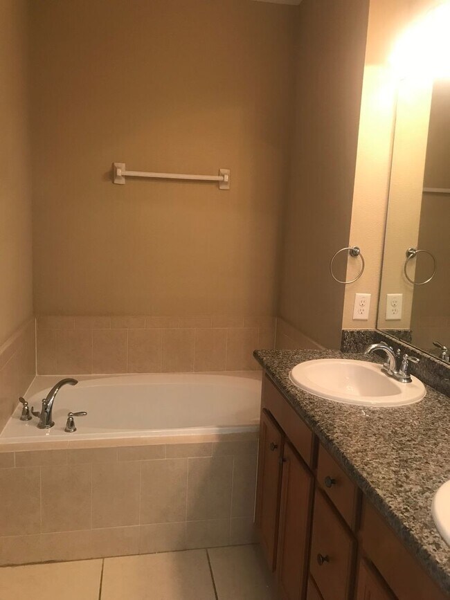 Building Photo - Lake Nona Townhome 3 Bed 2.5 Bath - Move in Special $500 off First Month Rent