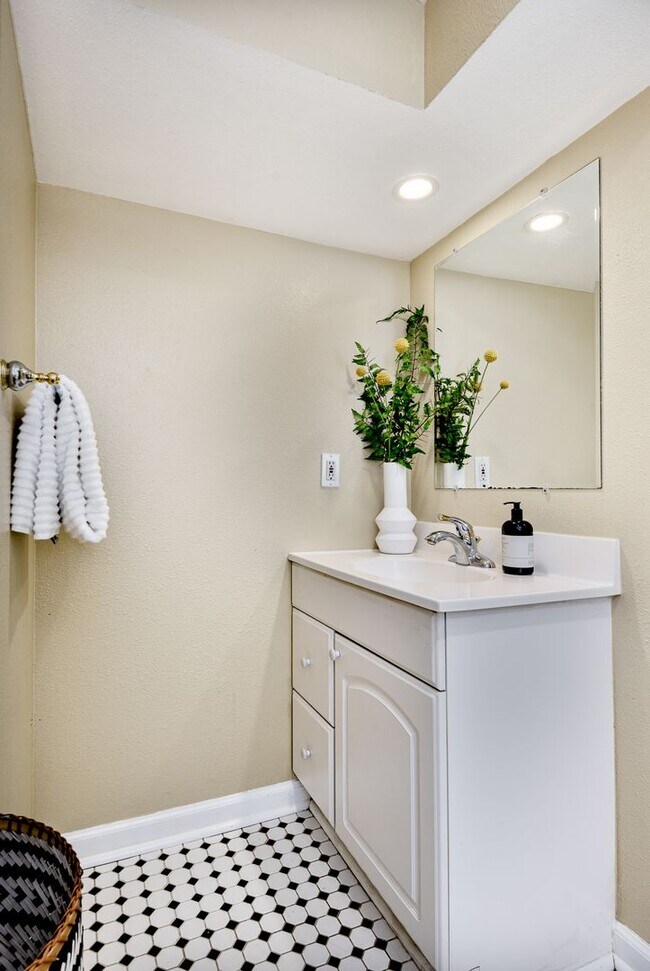 Building Photo - $0 DEPOSIT OPTION! TRADITIONAL BRICK HOME – 4 BED / 2 BATH IN WASH PARK