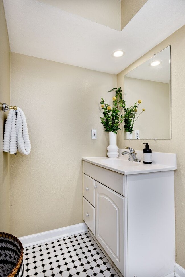 Building Photo - $0 DEPOSIT OPTION! WASH PARK, BRIGHT AND B...