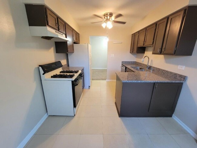 Building Photo - 830 Knottingham Dr