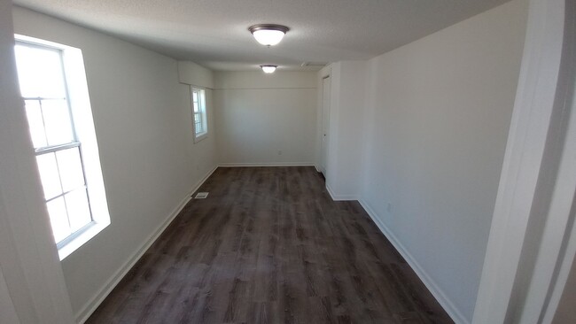 Building Photo - Remodeled 3 bed 2 bath home off of Greensb...