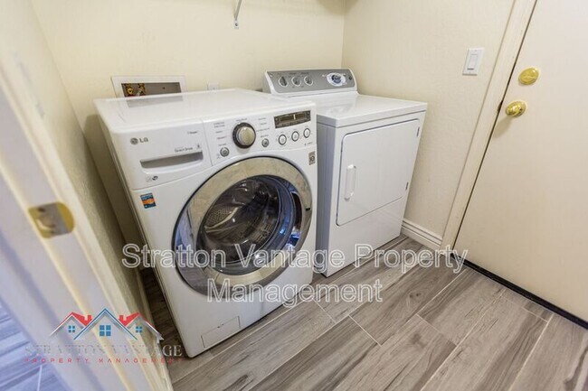 Building Photo - 2234 W Pima Ave