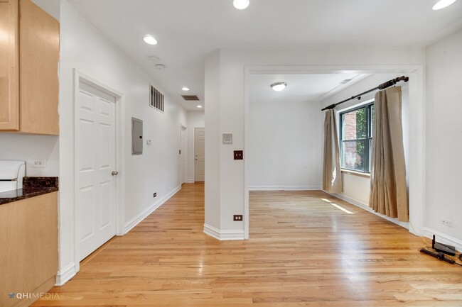 Building Photo - 5252 S Drexel Ave