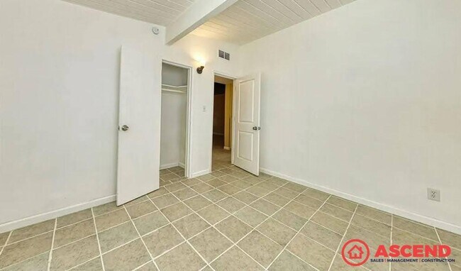Building Photo - Unique Home Near Bakersfield College!
