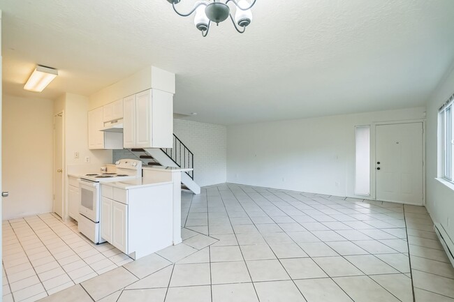 Building Photo - Newly Updated - Spacious Three Bedroom Condo