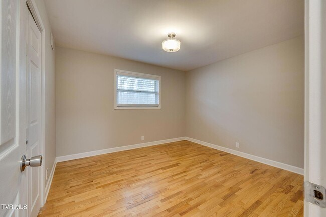 Building Photo - 336 W Ln St