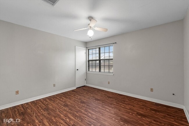Building Photo - 236 Settlers Park Dr