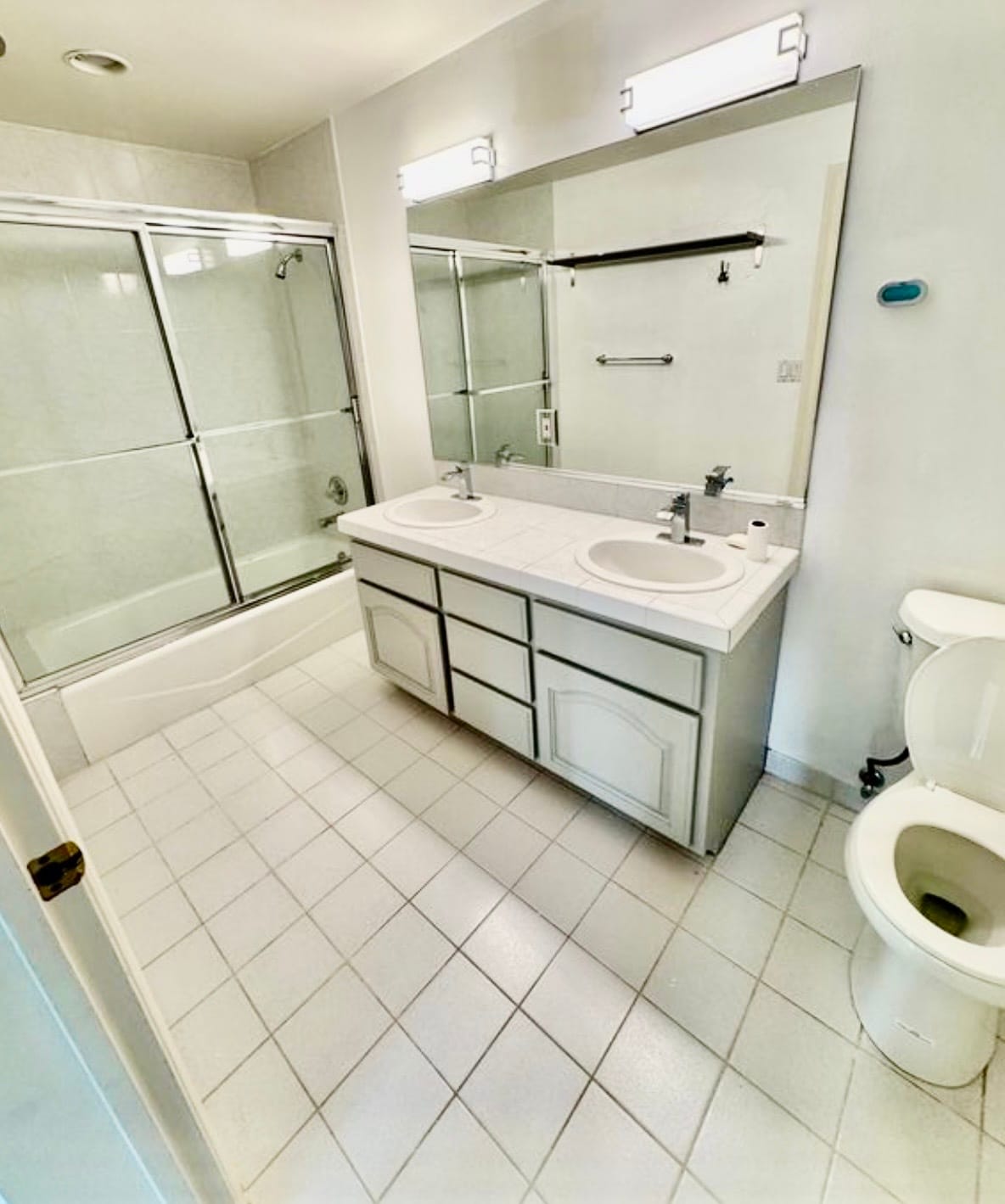 Building Photo - 2618 N Vermont Ave