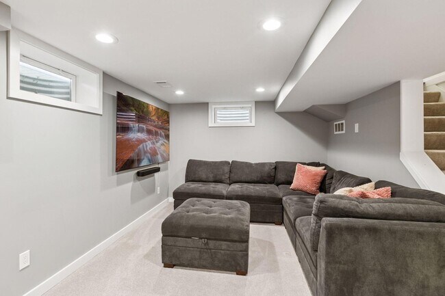 Building Photo - 3040 Hampshire Ave S