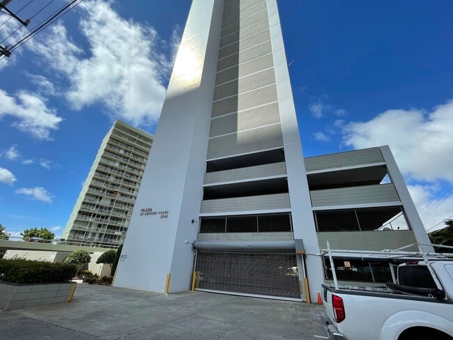 Building Photo - Pool on site! 2 bed 1 bath 1 parking locat...
