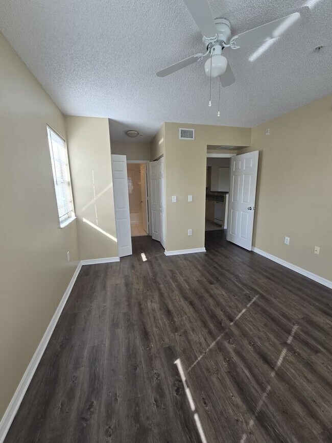 Building Photo - RESORT STYLE, BEAUTIFUL 2 BEDROOM AND 2 BATHROOMS ON THE TOP FLOOR