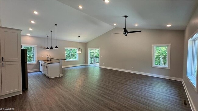 Building Photo - 148 Buena Vista Dr