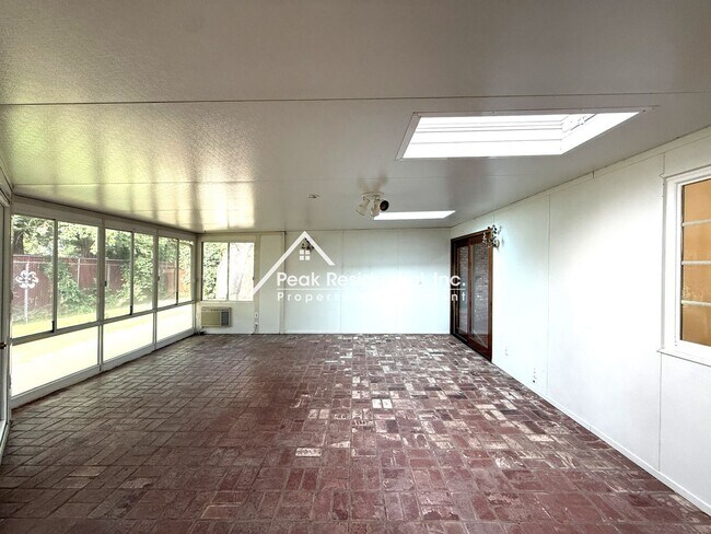 Building Photo - Spacious 3bd/2ba Carmichael Home With Sun Room
