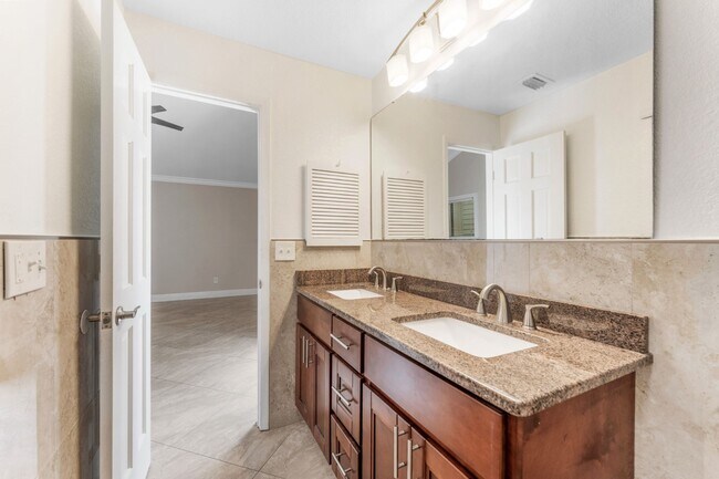 Building Photo - Stunning 3 BR/2 BA/2 Garage Single Family Home in  highly sought-after Sweetwater Oaks!