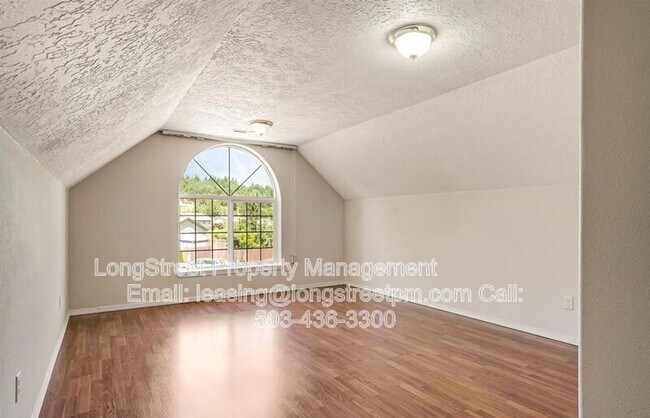 Building Photo - 332 NE Carmen Pl