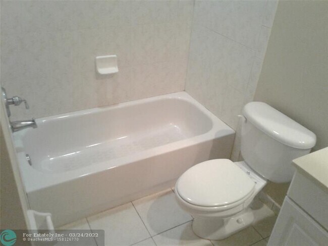 Building Photo - 3409 Lakeside Dr