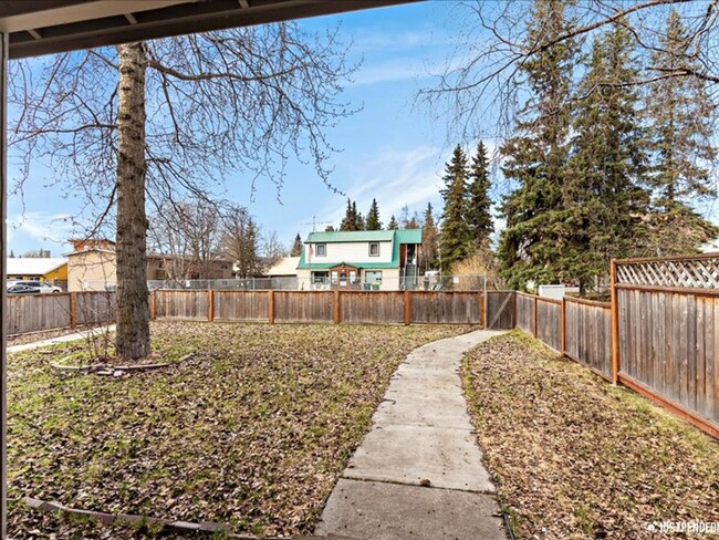 Building Photo - Spacious & Updated 3 Bedroom Duplex Near M...