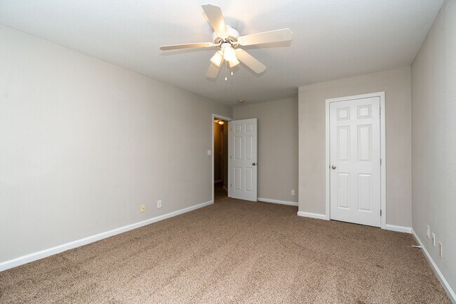 Building Photo - 137 Maureen Dr