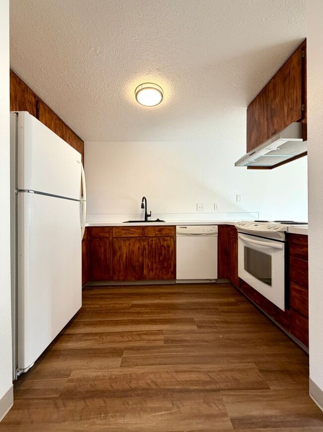 Building Photo - **FREE FIRST MONTH'S RENT** Updated Townhouse in the Heart of Garden Home~ New LVP Flooring~ Wash...