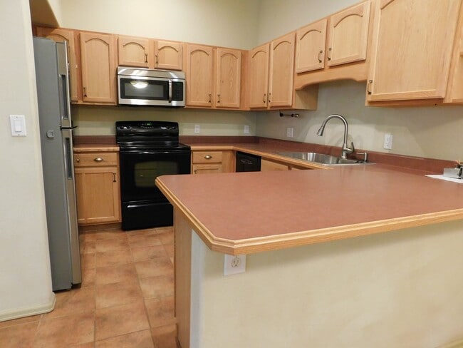 Building Photo - Spacious Duplex in N Grand Junction