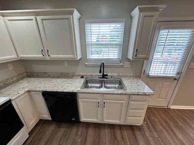 Building Photo - Lovely 2-Bedroom, 1.5-Bath Townhome in a Desirable Hamburg Location!