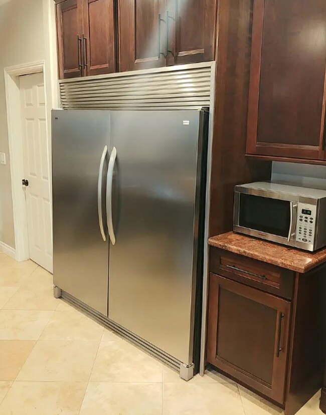 Building Photo - Large house on Art st!