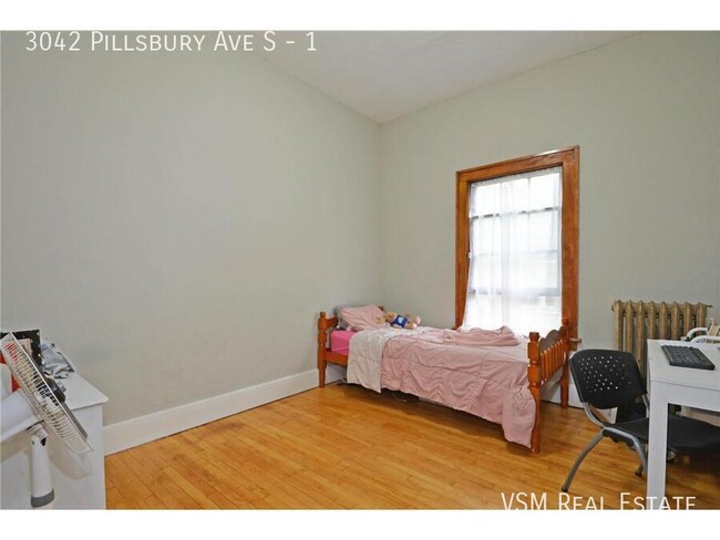 Building Photo - 3-bedroom 1 bath in uptown plus bonus room...