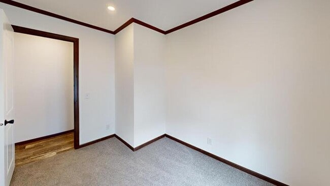 Building Photo - 164 Northwest Dr