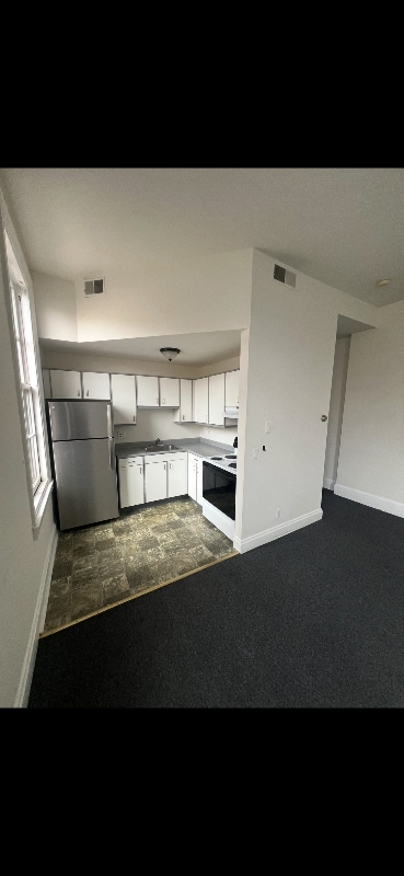 Building Photo - 11 2nd St