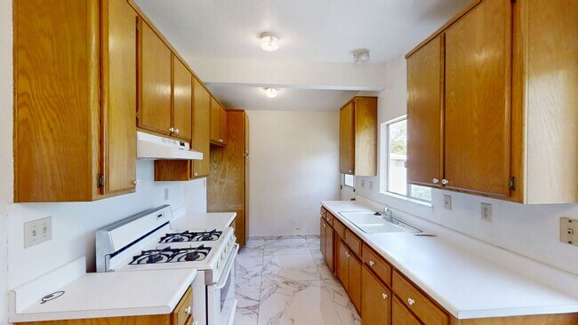 Building Photo - 13038-13040 4th St