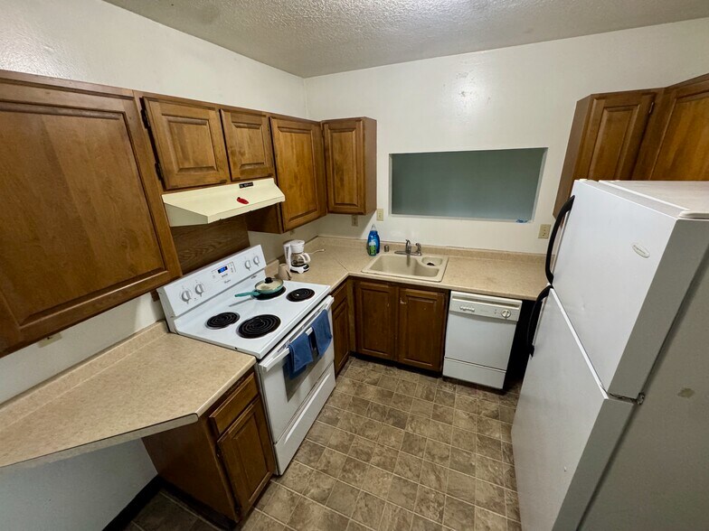 Stove, Dishwasher Refrigerator - 1503 Wolverine St