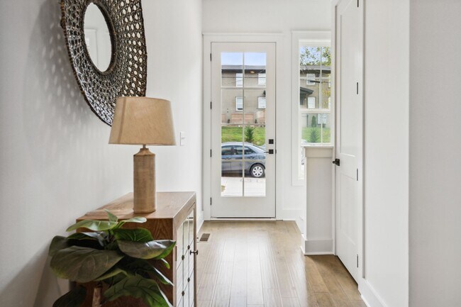 Building Photo - Designer Townhome Walking Distance to Summ...