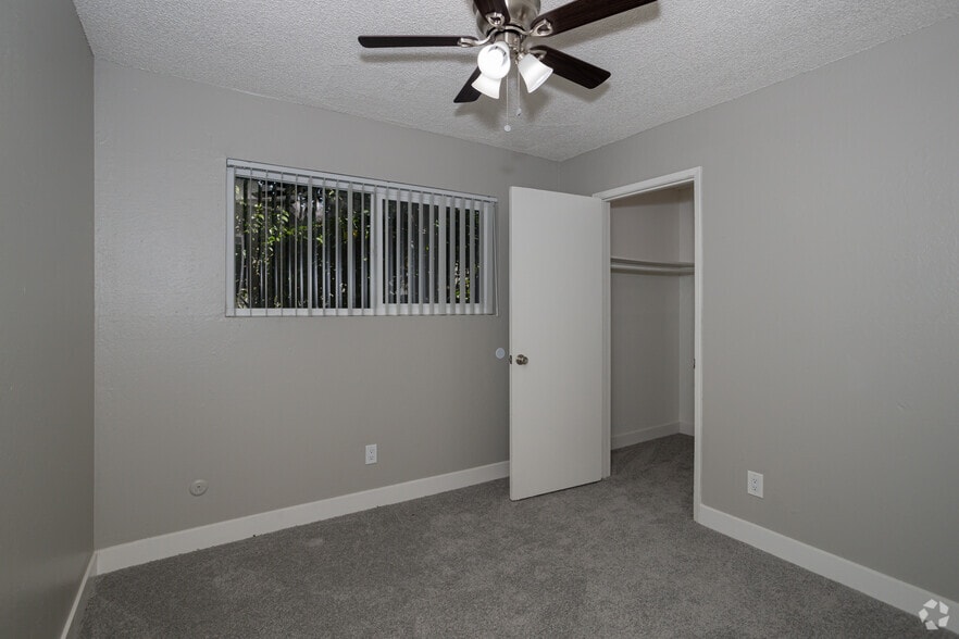 2BR, 1BA - 850SF - Park Place