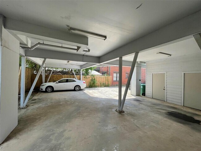 Building Photo - 508 W Clay St