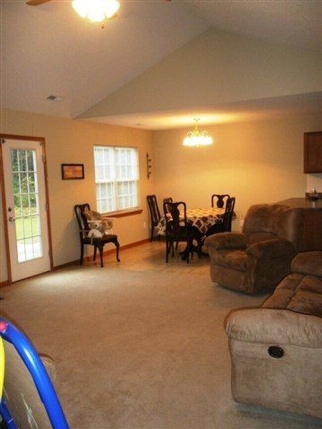 Building Photo - 3 bedroom 2 full baths and lots of land!