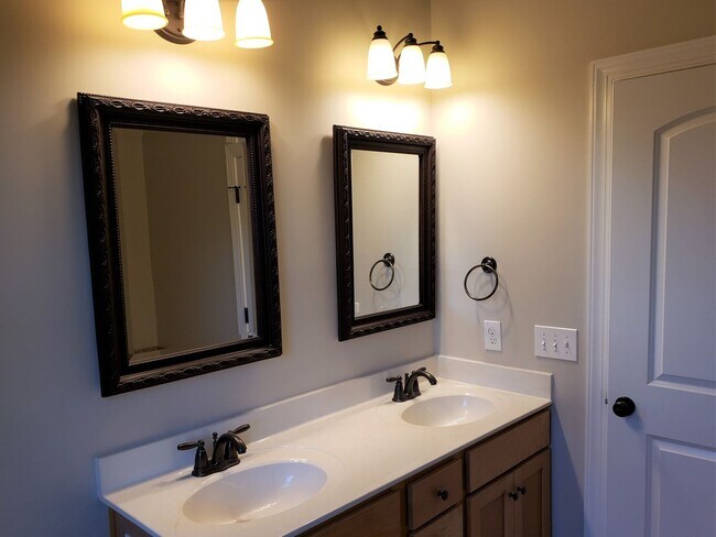 Building Photo - RENT SPECIAL ~ COMPASS POINTE ~