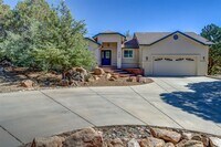 Building Photo - Immaculate 3 bedroom, 2 bath home in Presc...