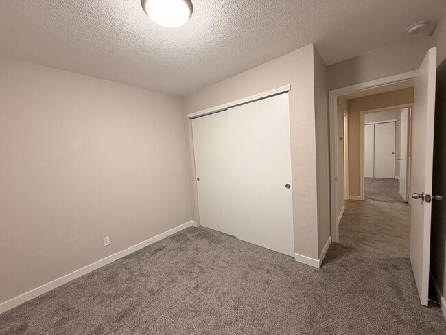 Building Photo - 1073 NE Hidden Valley Dr