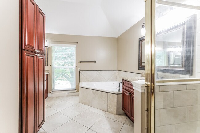 Building Photo - 411 S Cypress Estates Cir