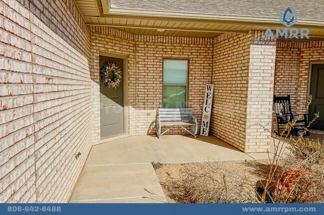 Building Photo - Rare 2 Bedroom Townhome in Wolfforth!