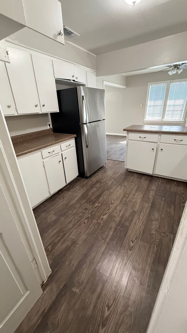 Building Photo - 3 bed/1 bath, with carport - Interior upda...